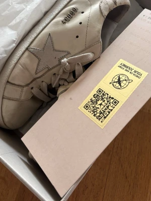 Golden goose, super-star shoes - Golden Goose Super-Star sneakers. The condition is quite poor, and the soles need to be repaired by a shoe repairer. Size 40, but I personally wear size 39 and they fit me well. The size would suit someone who wears 39–40. Really nice-looking sneakers!❤️❤️❤️ I think they are unisex, because they are like super ”normal” looking!
