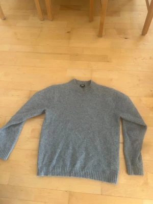 Uniqlo stickad sweatshirts  - Säljer min riktigt snygga uniqlo sweatshirt. Perfekt inför höst/vinter.