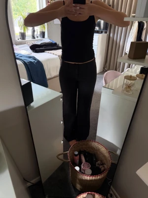 kostymbyxor från Madlady - Säljer ett par svarta kostymbyxor från Madlady i storlek EU34, och längden regular. Byxorna har rak passform och medel/låg midja, perfekta för en clean och stilren look. 