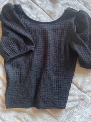 Svart blus - Svart och elegant blus från lager 157(säljs ej längre) Aldrig använd! Pris kan diskuteras🖤