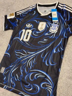 Argentina Vm - fotbollströja - Vm Tröja med Messi tryck på ryggen även men vm och mästare märket intryckta. Skicka 10/10 helt ny skickas dagen efter köp. 