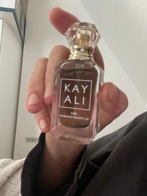 Kayali pistachio - 10ml travel size kayali pistachio använt 2sprut.