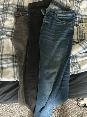 Nudie och replay - 2 st Nudie jeans Grim Tim, blåa i storlek 32/32 och svarta i storlek 31/32! Replay Willbi jeans i storlek 31/32 riktigt feta! Alla jeans knappt använda, köp separat eller i bundle! Bara att höra av sig vid frågor. Båda nudie jeansen är sålda.