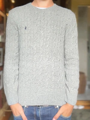 Ralph lauren tröja  - Säljer en ljusgrå kabelstickad tröja från Polo Ralph Lauren med rund halsringning och diskret logga på bröstet. Tröjan har långa ärmar och ribbade muddar vid ärmslut och nederkant. Perfekt för dig som gillar klassisk och stilren look. Osäker på storlek men skulle säga att den passar S