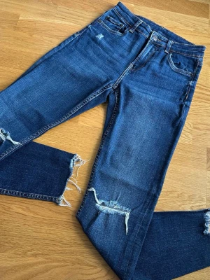 Jeans med slitningar  - Jeans från Bershka i London. Sparsamt använda, endast lappen bak som blivit lite skrynklig efter tvätt