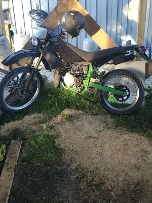 Moped cross Rieju rr eu 2 - Säljer en svart crossmoped med grönt chassi och detaljer. Mopeden har grova däck, sportig design och hög markfrigång, perfekt för både skog och stad. Sadel i svart material och framlyse med skydd. Hjälm syns på bilderna men ingår ej.