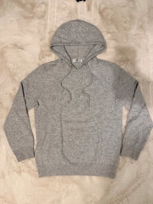 Bvaldi Cashmere hoodie - Mysig ljusgrå Bvaldi hoodie med huva och dragsnören. Tillverkad i mjukt material med ribbade muddar vid ärmslut och nederkant. Klassisk passform och enkel design, perfekt för en avslappnad stil.