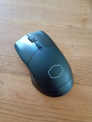 Cooler Master MM311 Gamingmus - Säljer en grymt bra trådlös spelmus som ligger perfekt i handen. Mycket gott skick enligt bilder. Fungerar utmärkt och fås med premium Duracell batteri. Specifikationer längst ned.  Nypris: 800+ SEK Mitt pris: 389 SEK  Skriv vid frågor och se gärna mina andra annonser! Skapar gärna deals och paketpriser för just dina behov!   Skickas snabbt och spårbart med alla möjliga fraktsätt  Cooler Master MM311. Formfaktor: Ambidextrous. Rörelsedetektor-teknik: Optisk, Gränssnitt: RF Trådlös, Rörelseupplös