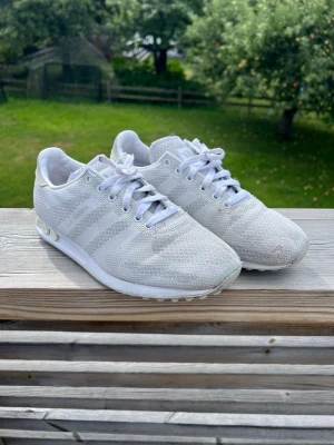 Adidas La Trainer - Klassiska och sköna La Trainers. Skorna har kortade snören, varit begränsat använda av lätt person med smal fot.