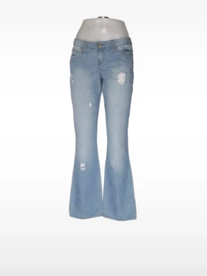 Ljusblå jeans 💓 -  Säljer ett par helt oanvända ljusblå lågmidjade jeans💓 de är i modellen bootcut och har snygga hål/slitningar💓 midjemåttet är 82cm och innerbensmåttet är 83cm💓