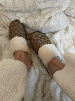 Coach Zena Signature Slippers Khaki EUR 40,5 - Gorgeous authentic Coach Zena Signature Slippers in a beautiful khaki color. 🤎 Selling because they turned out to be the wrong size for me. Size EUR 40.5. Insole length approx. 27 cm and outsole length approx. 28 cm (measurements shown in the photos). Sold-out color.  Sole: synthetic material.  Insole, lining and upper: textile. ✨Also listed elsewhere ✨ 