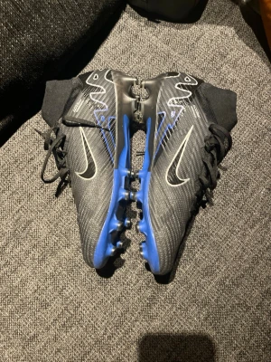 Svarta Nike mercurial forbollskor st 43 - Säljer mina svarta Nike mercurial fotbollsskor i storlek 43, dem är använda max 10 träningar innan jag insåg att svart inte är min färg. Det är den bästa varianten av denna modell och är väldigt bra skick