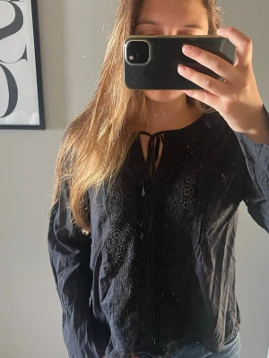 Svart blus med spetsdetaljer - Säljer denna jättefina svarta Odd Molly blusen. Den är i strl 0 (xs) och i superskick. Säljer för att jag inte använder längre🖤🖤🖤