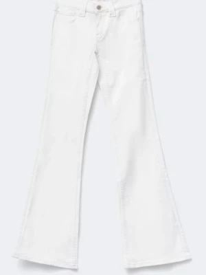 Vita utsvängda jeans Gina tricot  - I princip nya (använda vid 1-2 tillfällen) Modellen heter y too clean 🥰 Clean vita jeans med utsvängda ben och klassisk femficksmodell. Jeansen har hög midja och stängs med knapp och dragkedja. Perfekta för dig som vill ha en clean och trendig look. 