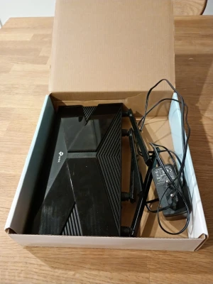 TP-Link Archer AX1500 WiFi 6 Gigabit Router - Säljer en grym WiFi 6 router som ger snabbare och mer effektiv streaming. AX1500 ger snabb nedladdning för mer responsiv gaming och bättre videochattar. 1201 Mbps på 5 GHz. 4 nätverksportar (Gigabit) för anslutning av enheter utan WiFi. Styr routern via Tether-app för iOS och Android. Mycket gott skick enligt bilder. Fås med strömkabel och kartong. Instruktioner finns i appen. Se längst ned för specifikationer.  Nypris: 900 SEK Mitt pris: 498 SEK  Skriv vid frågor och se gärna an