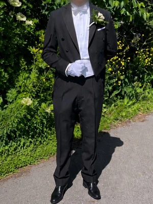 Svart frack  - Säljer en klassisk svart frack med dubbelknäppt kavaj, vit skjorta och vit fluga. Allt ingår förutom skorna! Skulle säga att den passar någon med M/L. Endast använd en gång på Linköpings bal och därav mycket bra skick. Nypris: 4000 (pris kan diskuteras) 