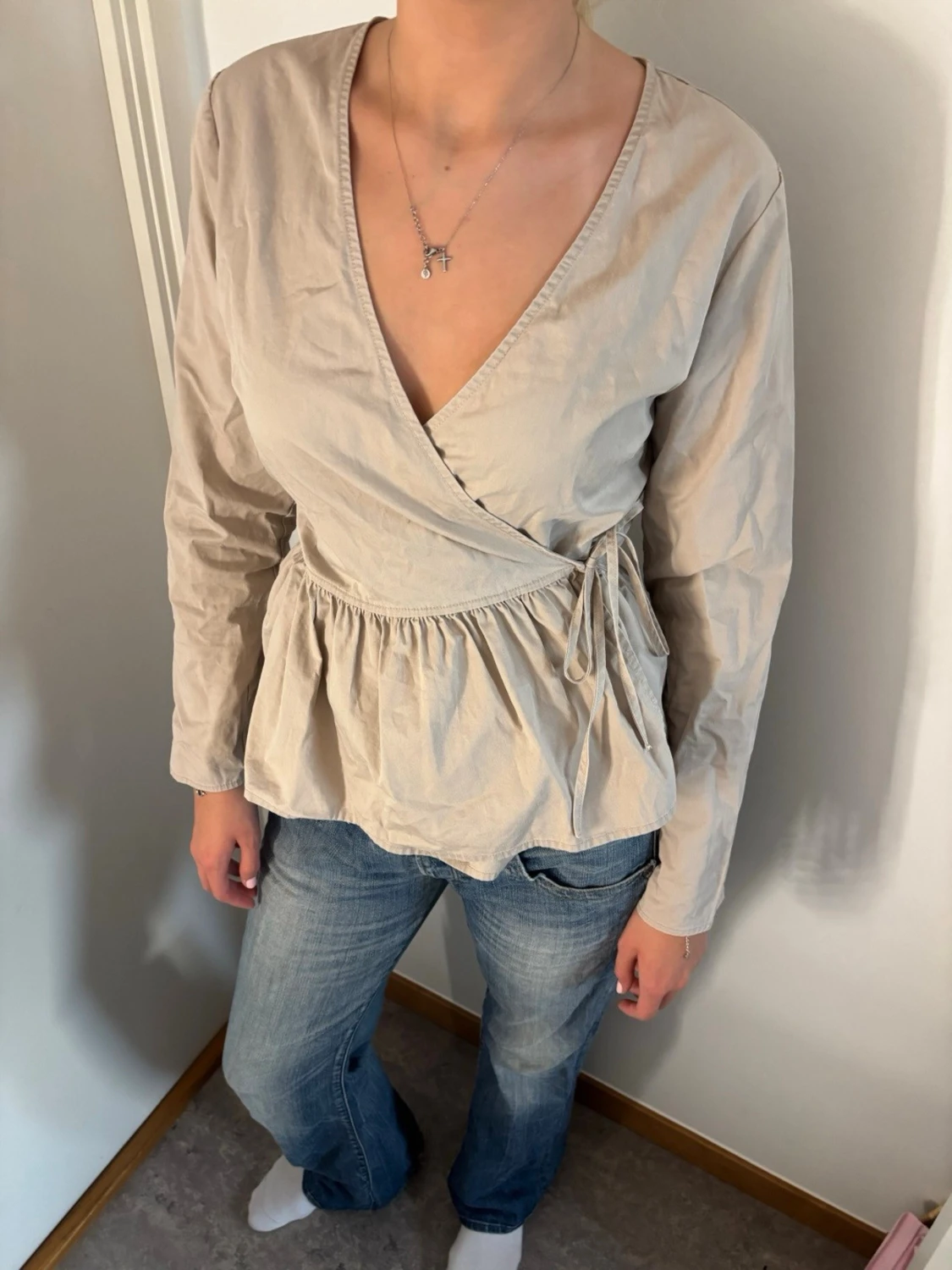 Beige omlottblus med knytband - 2