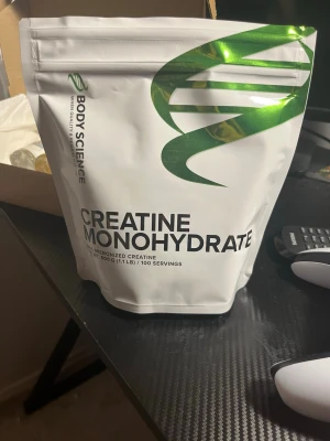 Body Science Kreatin Monohydrat 500g - Kreatin Monohydrat från Body Science i en vit och grön påse. Innehåller 500 gram mikroniserat kreatin, vilket räcker till 100 portioner. Perfekt för dig som tränar och vill boosta din prestation.Öpnnat men inte använt.