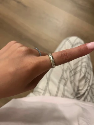 Guld silver ish ring  - Lite rostad men under så är det silver. Inte fast pris!💕💕