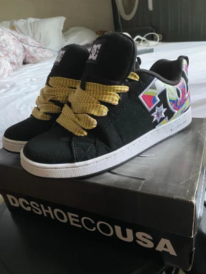 DC Court Graffik - Slutsålda och inte längre i produktion. Svarta DC court graffik sneaker med färgglad logga och snörren. Kvinno modell aka väldigt små i storleken. Rekommenderar för en som har storlek 37/38 i vanliga skor. Passar inte mig som har storlek 39. Andvända i ca 3 timmar. Är fortfarande fräsch och utan någon doft. PM om frågor och innan köp.