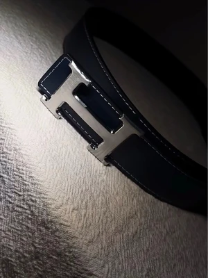 Hermesbälte - Stilrent bälte med metallspänne – helt nytt  Säljer ett elegant och stilrent bälte i svart design med klassiskt metallspänne. Bältet är helt nytt och oanvänt, i mycket fint skick.  Den minimalistiska looken gör att det passar perfekt både till vardag och mer uppklädda outfits.