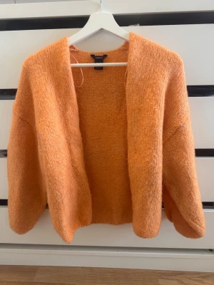 Orange korall färgad kofta Lindex  - Orange stickad kofta ifrån Lindex i storlek xs/s🧡