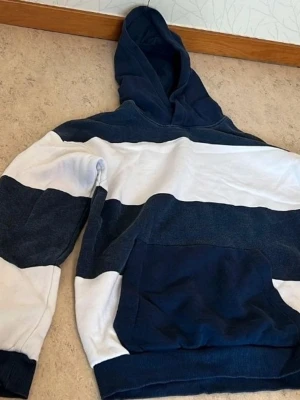 Hoodie - Jag säljer en superfin marinblå och vit hoodie i storlek 164 för bara 60 kr! Perfekt för både vardag och sport.  Är du intresserad eller har frågor? Tveka inte att höra av dig!