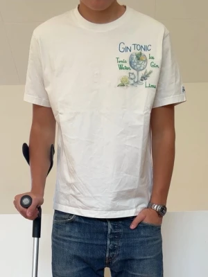 MC2 Saint Barth Vit T-shirt  - MC2 Saint Barth Vit T-shirt i strl L men sitter som en M! Bra skick och hör gärna av er vid frågor elr funderingar! 