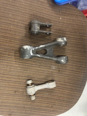 Derbi drd racing leakage  - Säljer derbi drd racing lenkage till bakdämparen, lite smutsig men annars fräsch 