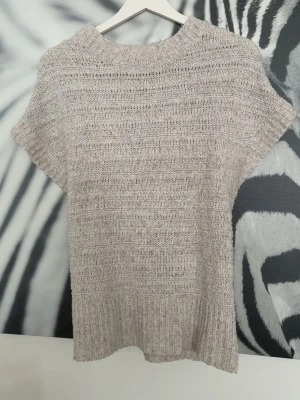 Beige stickad kortärmad tröja - säljer en grå stickad ifrån lindex i storlek M