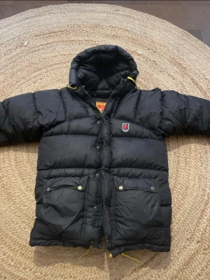 Fjällräven jacka - Säljer min varma o sköna Fjällräven vinterjacka som inte längre kommer till användning. Jackan är i storlek xxs men känns som m. Jackan är perfekt nu inför vintern🥰 pris kan diskuteras vid snabb köp!!☺️☃️☃️ (kan även tänka mig byta med någon)