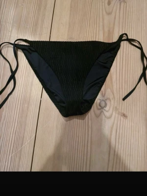 Calzedonia bininiunderdel - Svart bikini underdel från Calzedonia, sammetsliknande material. Snören som knyts och perfekt för stranden.