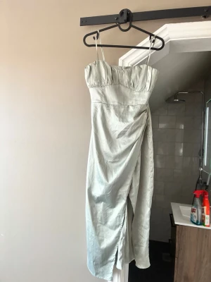 Klänning - Fin klänning som endast använd en gång på ett bröllop. Ifrån bubbelroom i storlek 34. 