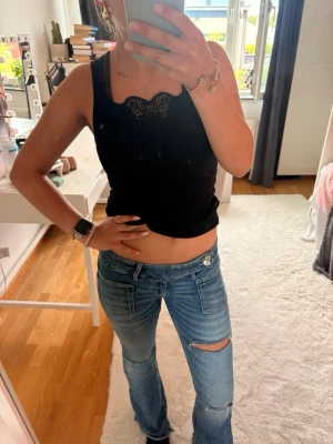 Gina tricot 14+ pleaterd flare jeans - Snygga blå bootcut jeans från Gina Tricot med låg midja och slitna detaljer på benen. Är i bra skick förutom att det är avklippta längst ner, så skulle säga att de passar nån som är 155 och neråt. Pris kan diskuteras. Bara att skriva om ni har några frågor eller har några funderingar! Mvh Amanda❣️