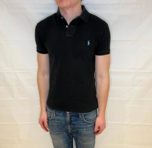 Polo Ralph Lauren Slim Fit Polo - Svart pikétröja i slim fit, begagnad i mycket gott skick.