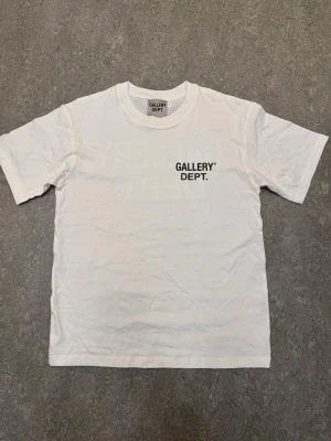 Gallery Dept T-shirt  - Gallery Dept T-shirt i absolut nyskick. Säljes enbart på grund av fel storlek och garderobsrensning. Passa på att köpa den till ett riktigt bra pris! 