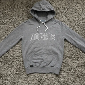 Morris hoodie - Säljer denna rikigt feta Morris hoodien!⭐️ Storlek : M!🤝Skick : 9,5/10!👍Hör gärna av er om ni har funderingar!🙌