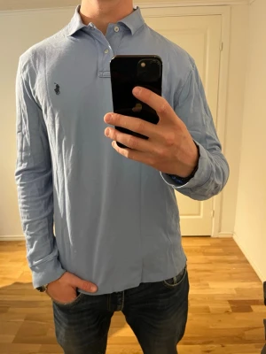 Ralph Lauren rugbytröja ljusblå  - Säljer denna sjukt snygga rugbytröja från Ralph Lauren⭐️ Färgen är ljusblå och storleken är L✅ Den har inga defekter och skicket är utomordentligt🙌🤝 Sjukt najs passform och passar perfekt till hösten☀️🙌 Tveka inte på att höra av er dig vid minsta fråga eller fundering😊