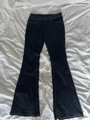 Lågmidjade bootcut jeans - Otroligt snygga ultra low rise mörkblåa jeans, använd fåtal gånger 💝