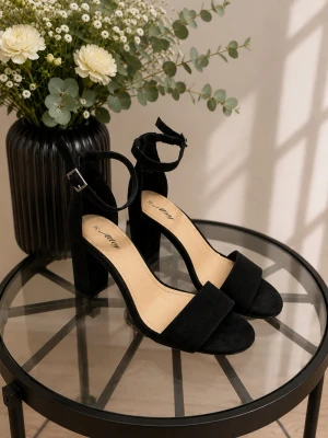 Svarta sandaletter med blockklack & ankelrem – stl 38  - 🖤 Eleganta svarta sandaletter med klack och ankelrem. Stilren och lättmatchad modell som passar lika fint till fest, bröllop och middag som till sommarens klänningar.  🔖 Storlek: 38  ✨ Skick: Helt nya – aldrig använda.  👠 Detaljer: • Stabil blockklack • Justerbar rem runt ankeln med spänne • Öppen tå • Svart mockaliknande finish • Beige innersula • Märke: Alley  En klassisk modell som är enkel att matcha och fungerar till många olika tillfällen. 🖤 