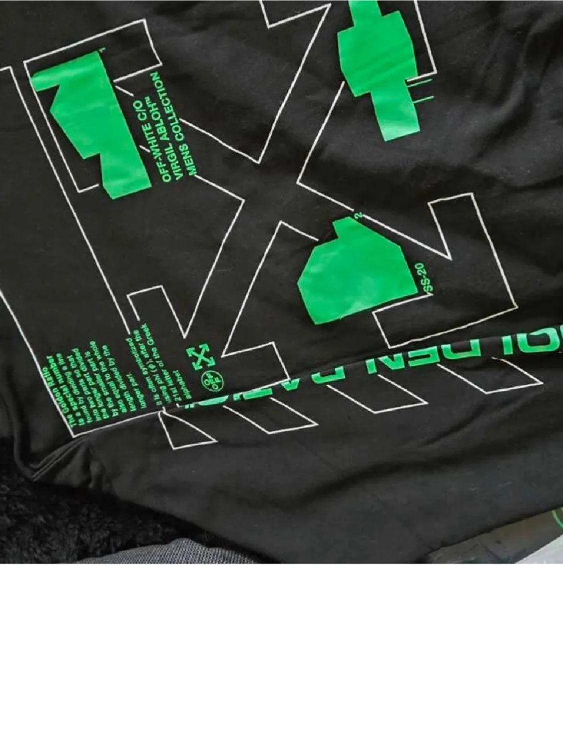 Svart hoodie med grönt tryck - 1