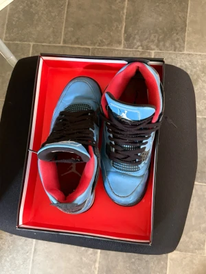 Air Jordan 4 Retro x Travis Scott "Cactus Jack" - Säljer ett par Air Jordan 4 Travis Scott Cactus Jack i storlek 42.5. Riktigt tung färgkombination i blå mocka/läder med röda och svarta detaljer!