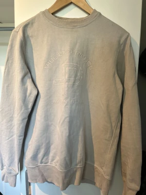 Grå Pelle P sweatshirt - Bra skick, säljes då den inte används längre. 