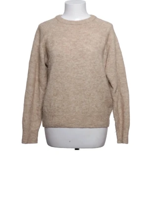 Beige stickad tröja från Carin Wester - Mysig beige stickad tröja från Carin Wester i storlek XS. Tröjan har rund halsringning, långa ärmar och ribbade muddar. Tillverkad i ett mjukt  material som känns skönt mot huden.🥰