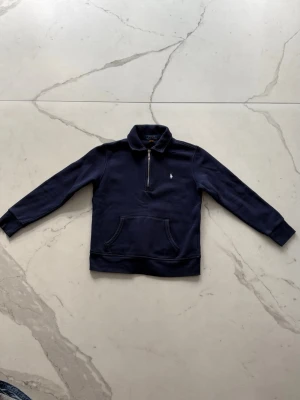 Ralph Lauren half-zip tröja - Polo Ralph Lauren half-zip tröja | den är i mycket bra skick, 8,5/10 | storleken är 10-12 år som motsvarar xxxs | färg marinblå | nypris 1299kr | hör av er vid frågor 👋🏻 