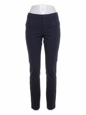 Mörkblå slim fit byxor från Tiger of Sweden - Snygga mörkblå byxor i slim fit-modell med två dekorativa dragkedjor framtill. Byxorna har en hög midja och smala ben. Materialet är stretchigt och bekvämt.