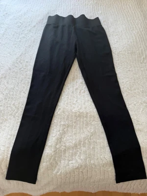 Svarta leggings - Säljer ett par svarta legging. De har en enkel och stilren design utan synliga loggor eller detaljer. Aldrig använda 