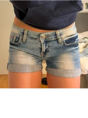 Hollister low waist shorts - W26, passar mig som har XS. Så perfekta! Älskar passformen och färgen. Från Hollister. 4 första bilderna är lånade
