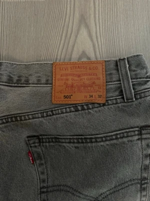 Grå Levi's 501 raka jeans - Säljer ett par klassiska grå Levi's 501 jeans med rak passform . Jeansen har en snygg vintage look och är tillverkade i bomull.  Storlek: W 34 L 32. 