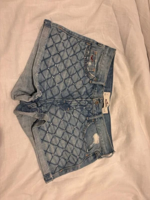 shorts hollister  - shorts från hollister med glitter stenar.  tappat en del stenar annars i fint skick. skriv vid frågor eller intresse 🩵